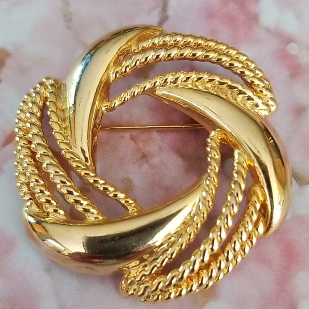Vintage Mid Century Goldtone Rope Design Wreath Brooch Pin - Picture 14 of 15